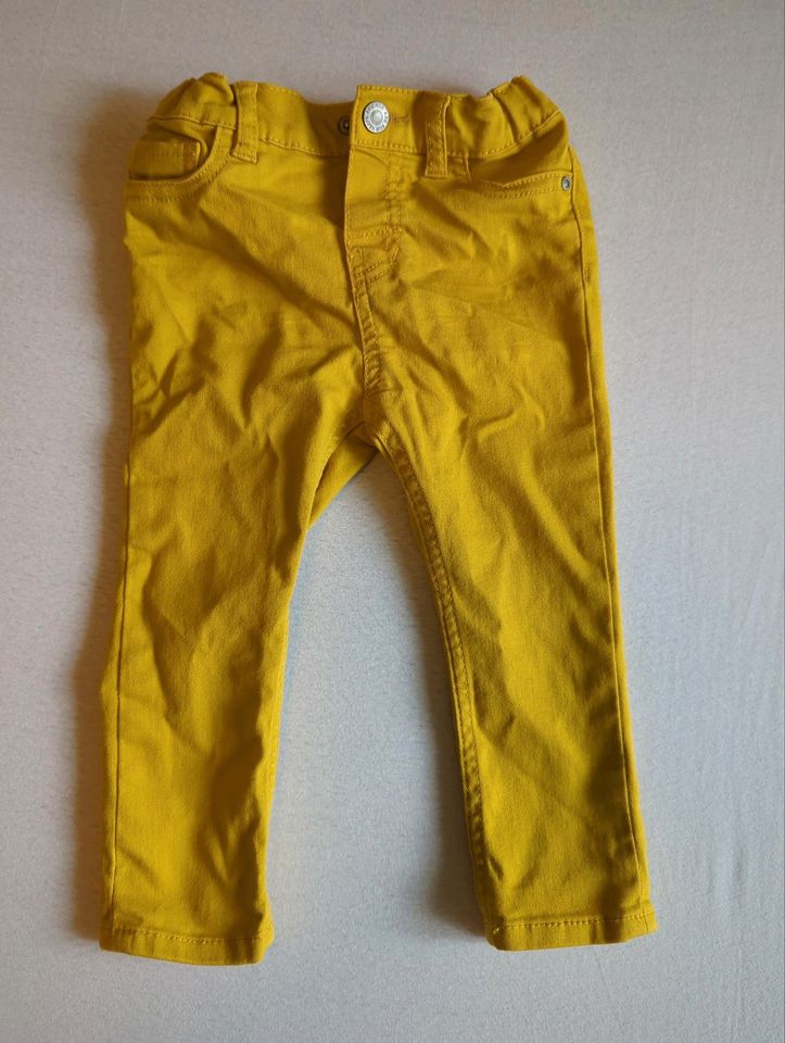 Jeans, gelb, Gr. 86 in Gifhorn