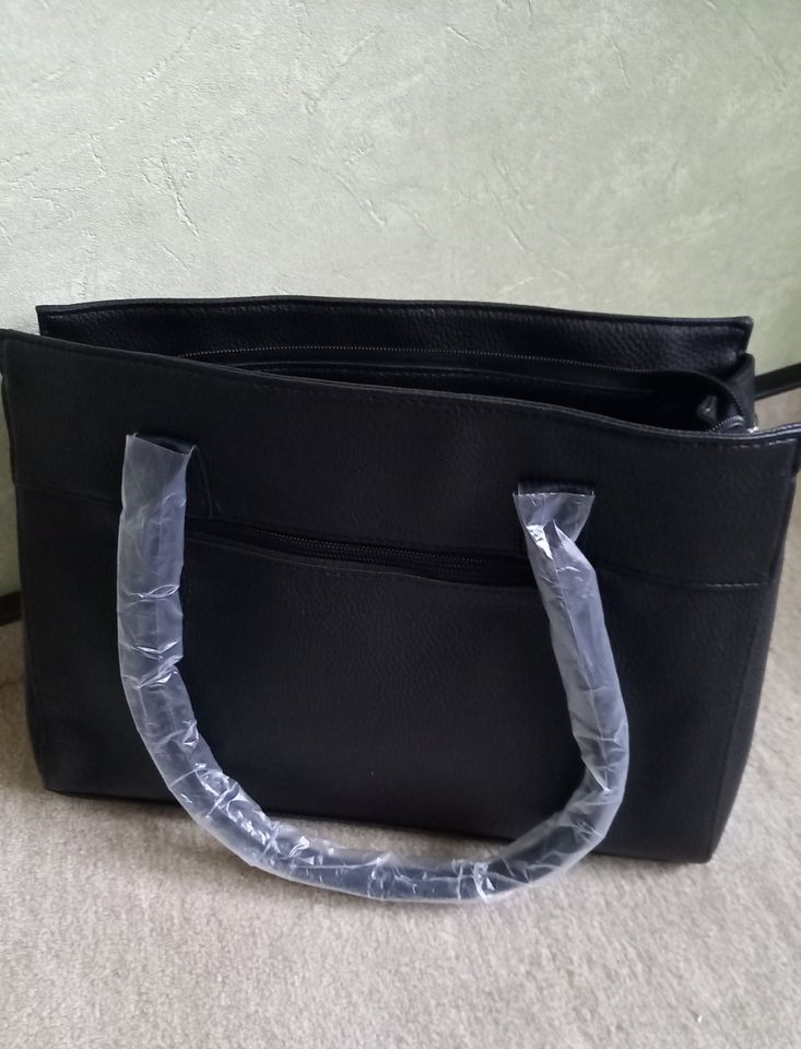 Handtasche schwarz* mit Damen Armbanduhr und Halstuch in Hamburg