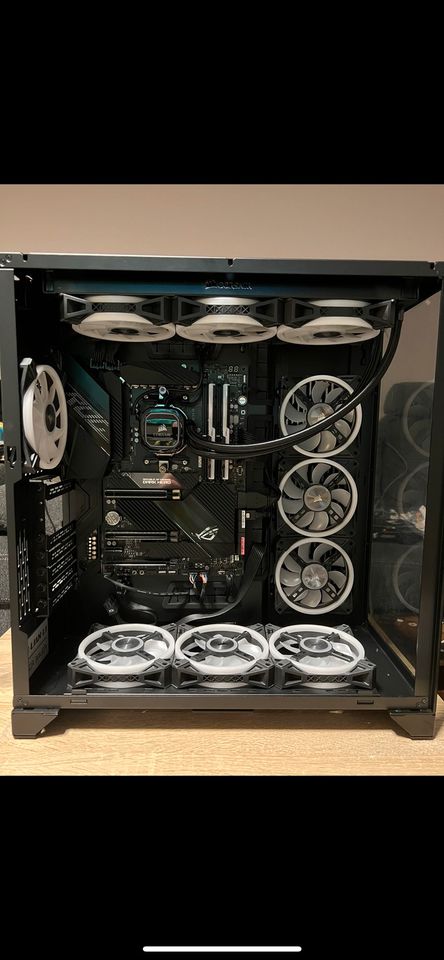 Lian Li Dynamic XL + Corsair AiO + 10x Corsair QL + GPU Riser in Leck