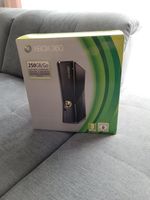 Xbox 360 S 250 GB mit 2 Controllern und 19 Spielen Hessen - Bad Vilbel Vorschau