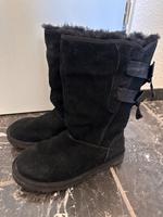 UGG schwarz mit Schleife Aachen - Aachen-Mitte Vorschau