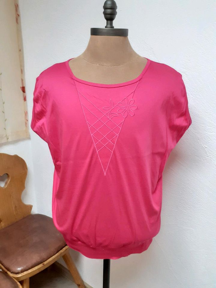 Pinkes Damenshirt in Aholfing