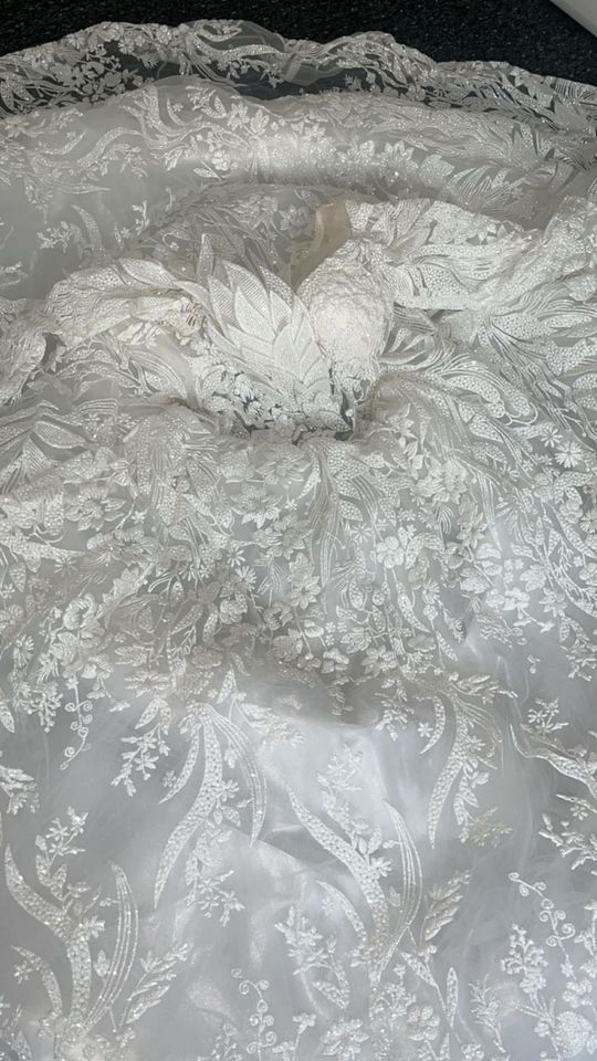 Brautkleid / Hochzeitskleid mit Krone und Schleier in Essen