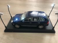 Porsche Cayenne +Vitrine 1:18 Nordrhein-Westfalen - Blomberg Vorschau