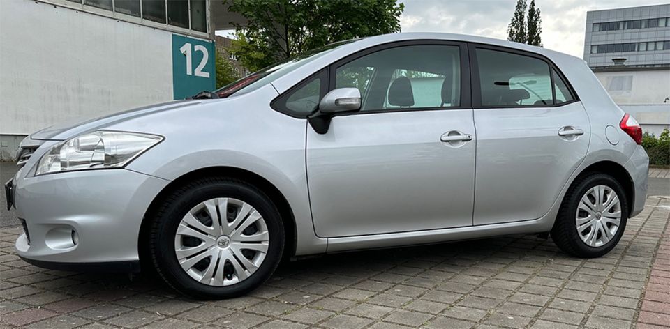Toyota Auris, Rentnerfhz, 1. Hand, TÜV 2026, 44847 km, Scheckheft in Niederndodeleben