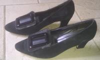 6,50€: Schwarze Wildleder Pumps, Zierschnalle Gr. 38, 2x getragen Niedersachsen - Isenbüttel Vorschau