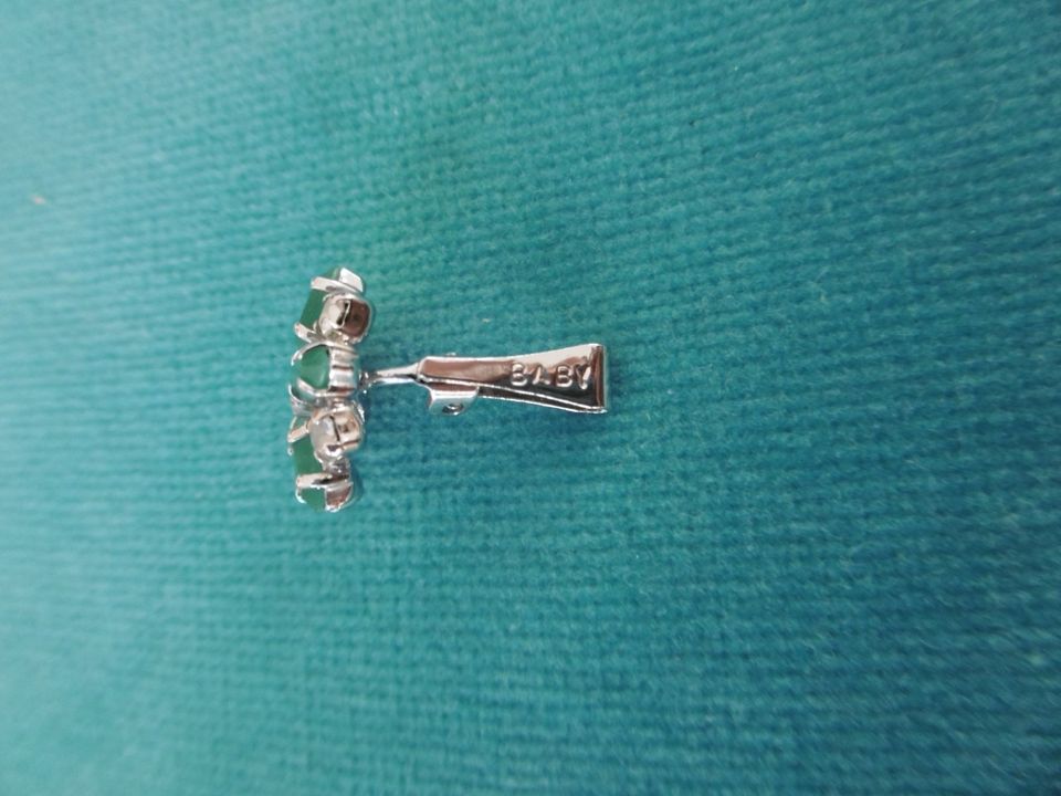 Ohrclips, ca. 1,5x1,5 cm, weiße und grüne Steine in Fürstenfeldbruck