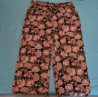 Hailys Culotte, schwarz mit floralem Muster, Gr L Bayern - Landshut Vorschau