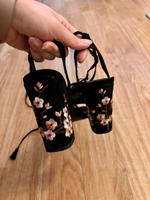 Absatzsandalen High Heel Sandale mit Bumenmuster Berlin - Reinickendorf Vorschau