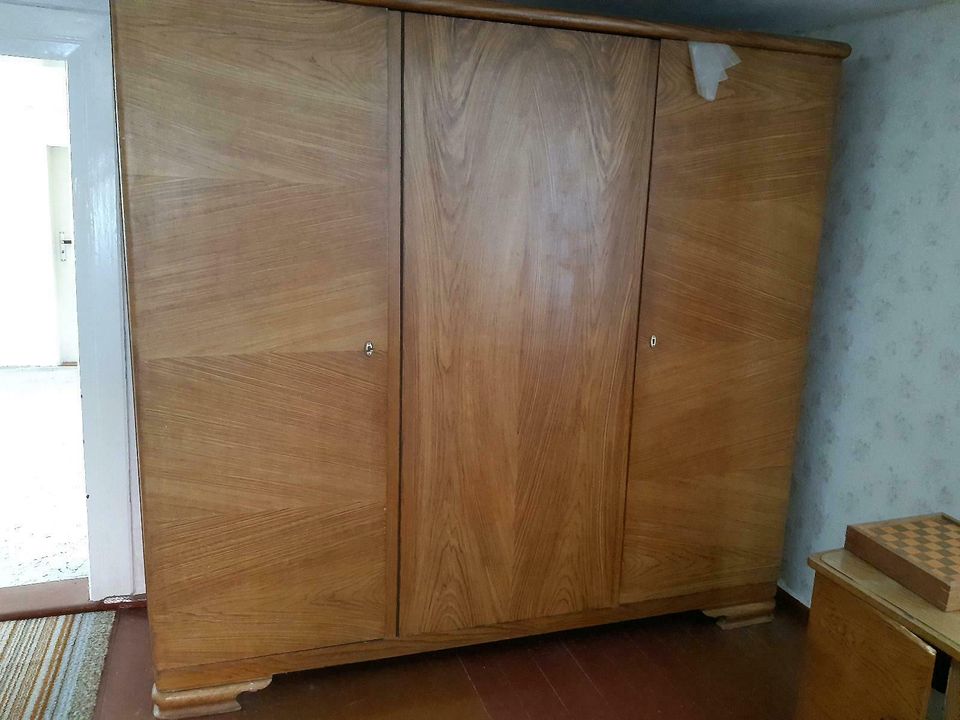 Schlafzimmer Kleiderschrank Frisier Kommode Nachtschrank 1933 Hol in Weißenfels