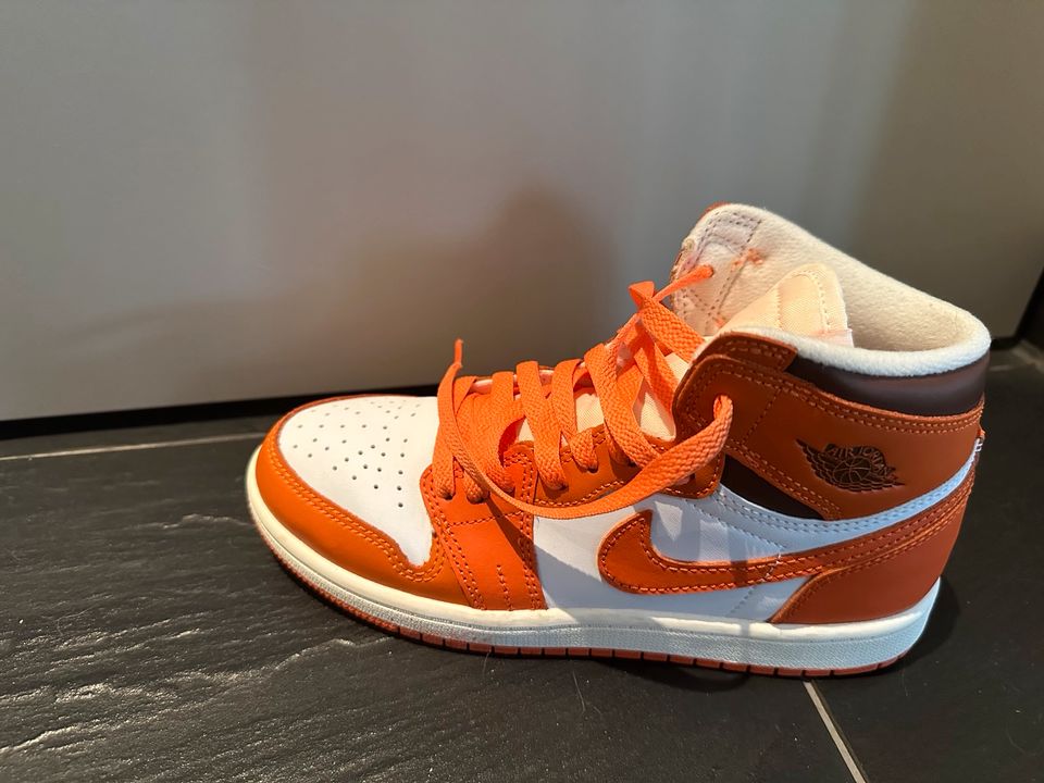 Nike Jordan 1 Größe 35 orange in Berlin