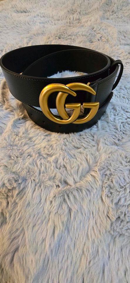 GUCCI Gürtel mit goldenen Detailas in Mannheim