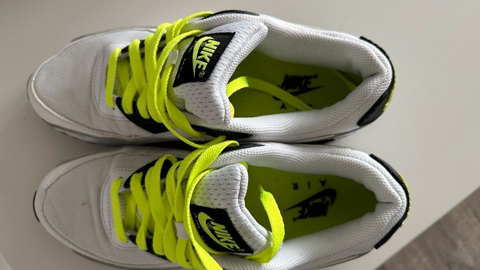 Nike Air Max Herrensneakers 42,5 selten getragen in Kesselsdorf