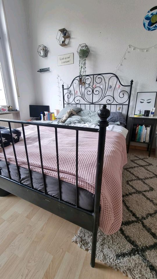 ❤️ IKEA Bett mit Lattenrost 140x200 cm schwarz in Birkweiler