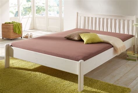 Schönes Bett Doppelbett Holz weiß lasiert inklusive Lattenroste in Obertiefenbach (Taunus)
