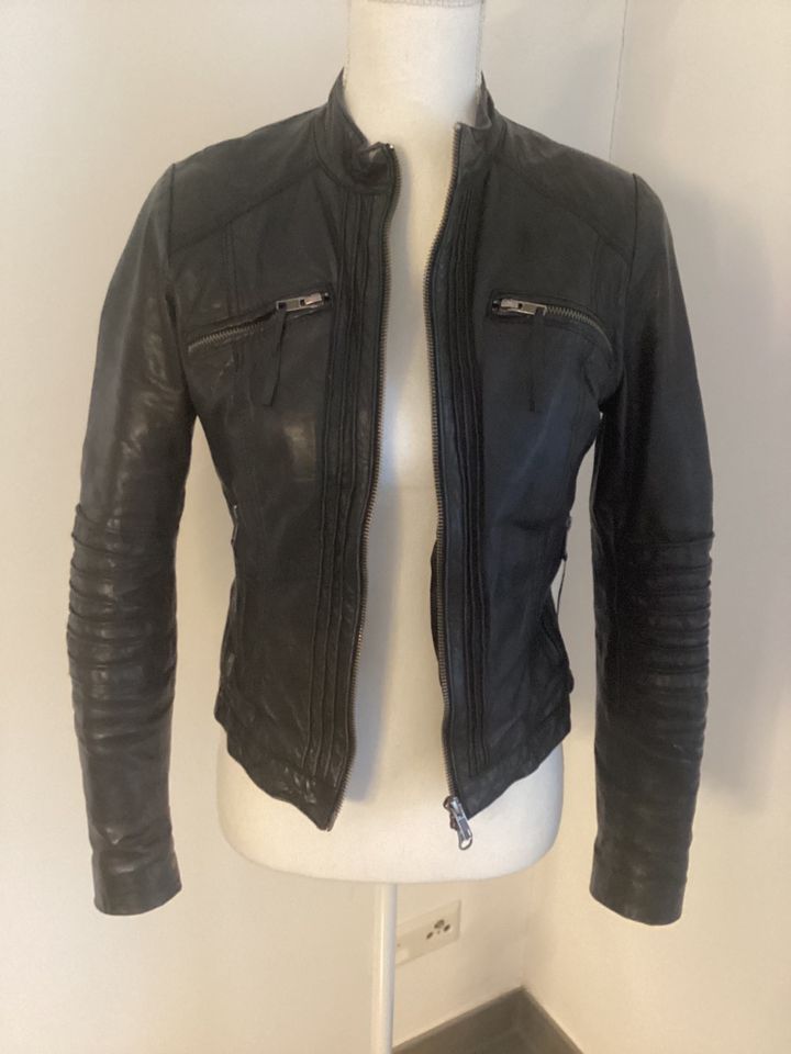 Pepe Jeans Lederjacke Bikerjacke Gr. 34 / XS schwanz *neuwertig* in Besigheim