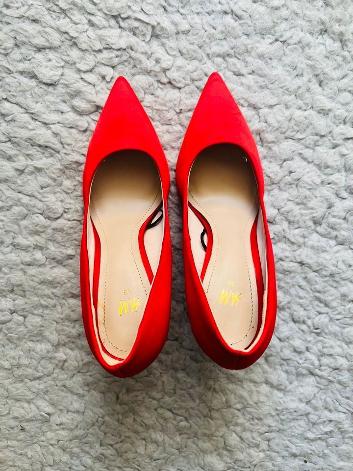 H&M Stiletto Pumps High Heels Sonderkollektion Rot Satin Gr. 36 in Hamburg