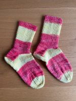 Socken Handgestrickt Handarbeit rot gelb 35 36 37 Bayern - Brannenburg Vorschau