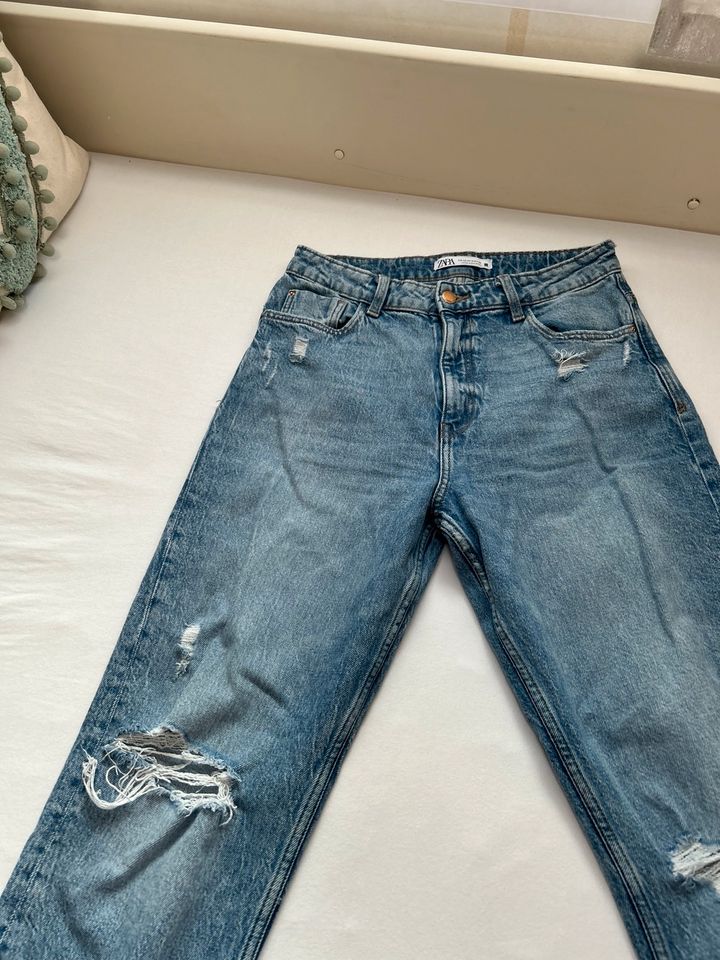 Zara Mom Jeans ripped in Duingen