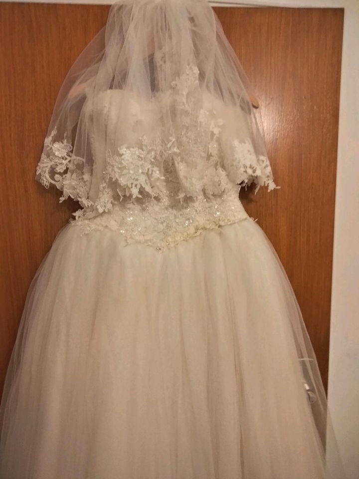 Hochzeitskleid in weiß in Köln