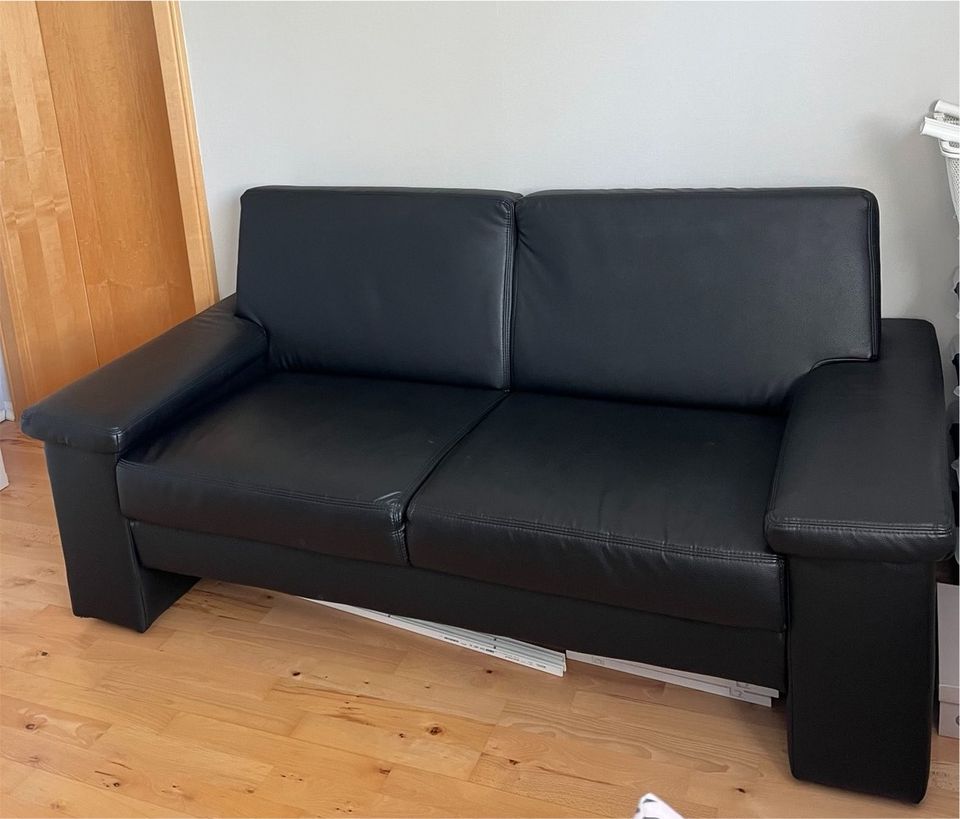 Schwarze Lederimitat-Couch in Geldern