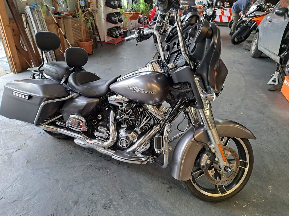 Harley Davidson Street Glide in Dudeldorf