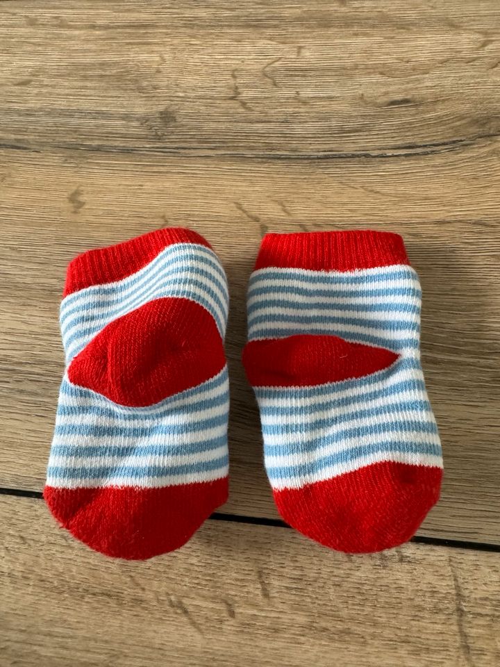 Rasselsöckchen Babysocken Teddybär in Berlin