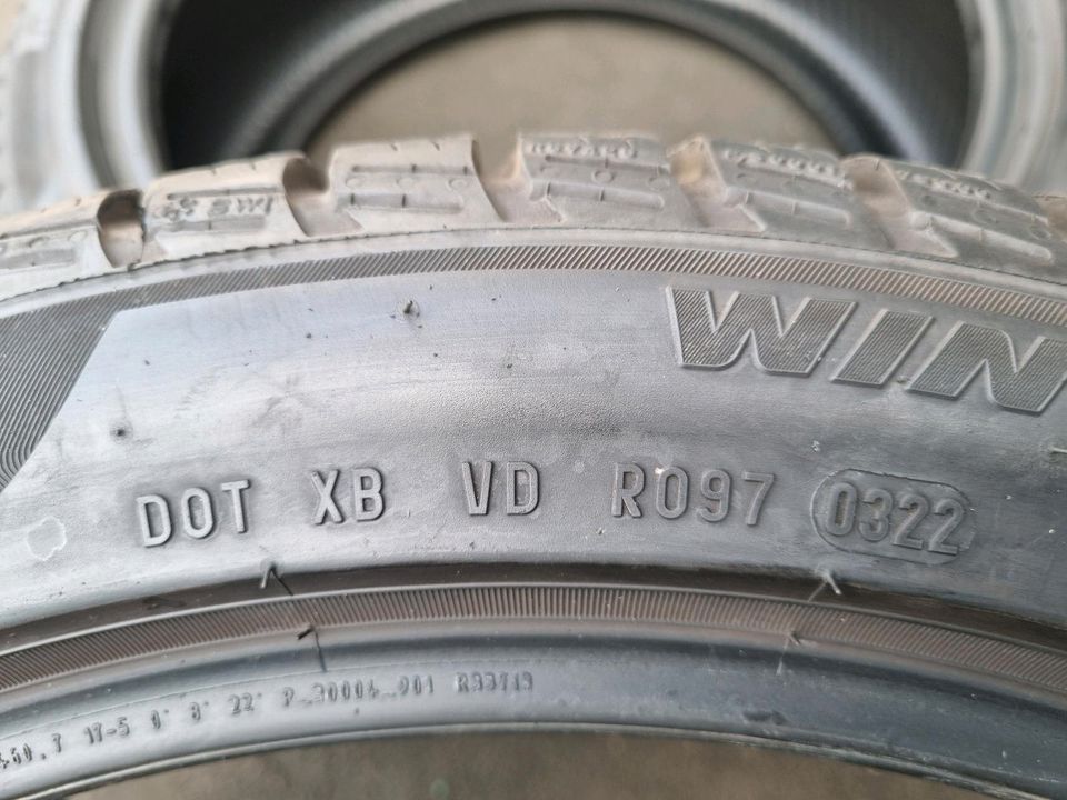 #447# 2 Winterreifen Pirelli 245/40 R18 97V XL M+S 6,2mm DOT 2022 in Halle