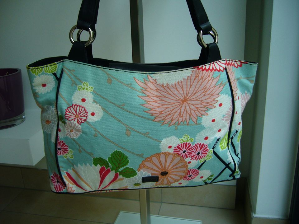 Besondere Damen-Handtasche, Joop, bunt, Blumen, hellblau, Sommer in Ratingen