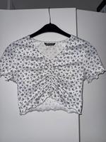 SHEIN Crop Top XS – Weiß mit lila Blumen, gerafft Nordrhein-Westfalen - Lippstadt Vorschau