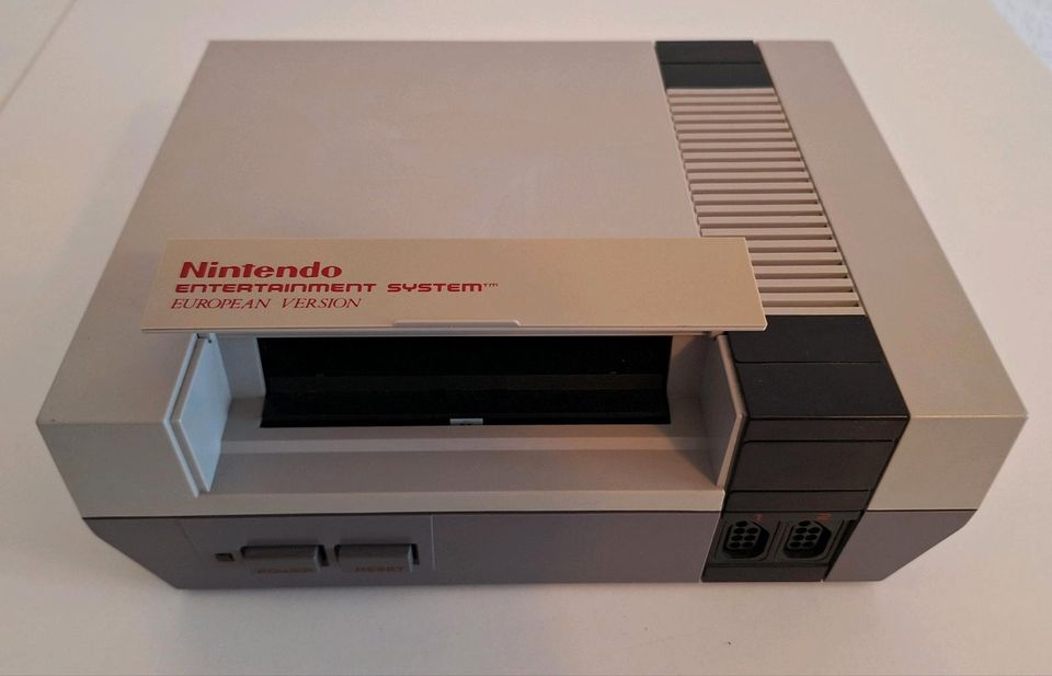 NES Konsole mit 4 Spielen + 2 Controller in Emmendingen