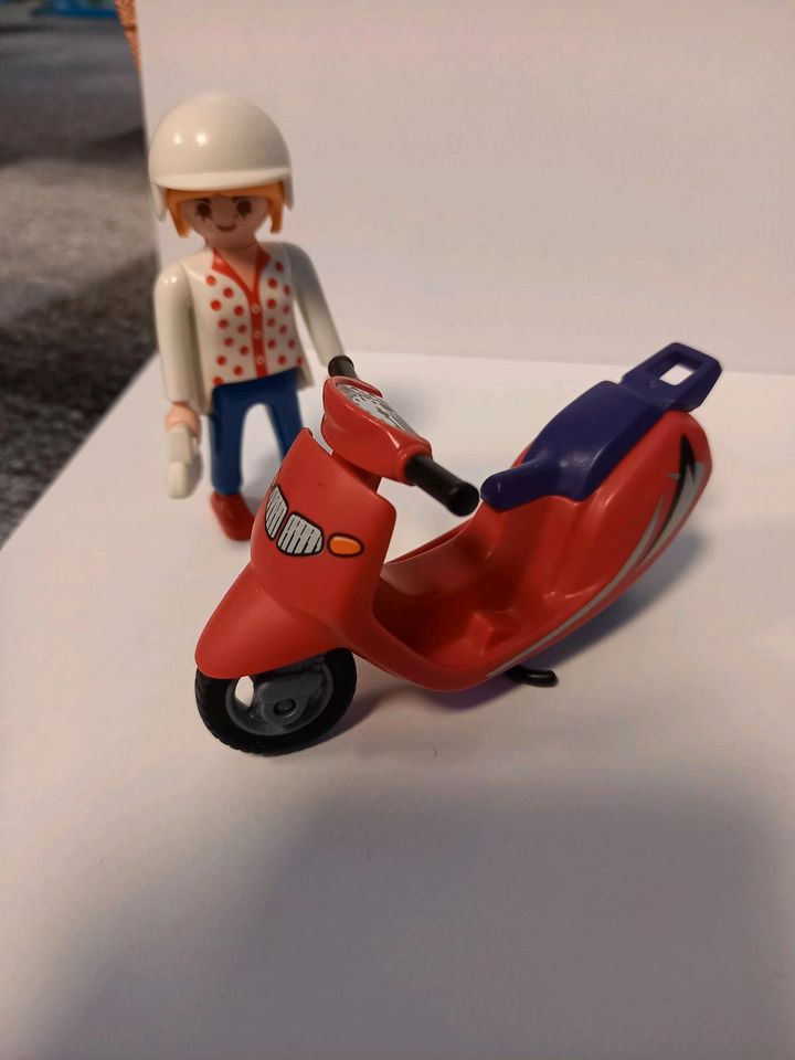 Playmobil-Rollerfahrerin in Prödel