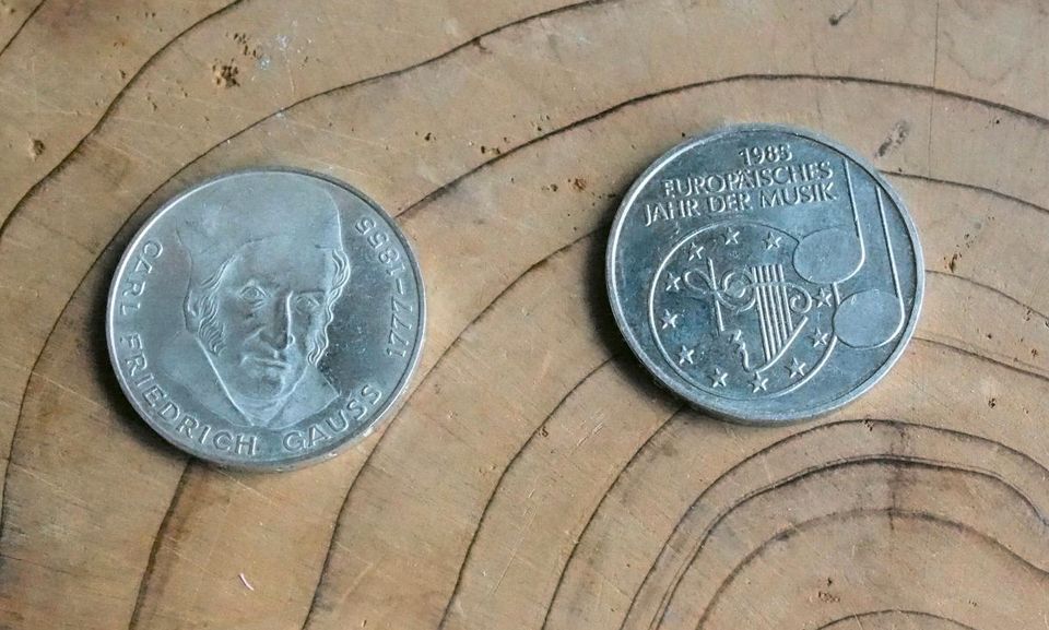 2 Stück 5 DM Gedenkmünzen 1977 (Gauss-Silber)&1985 (Jahr.d.Musik) in Gehrden