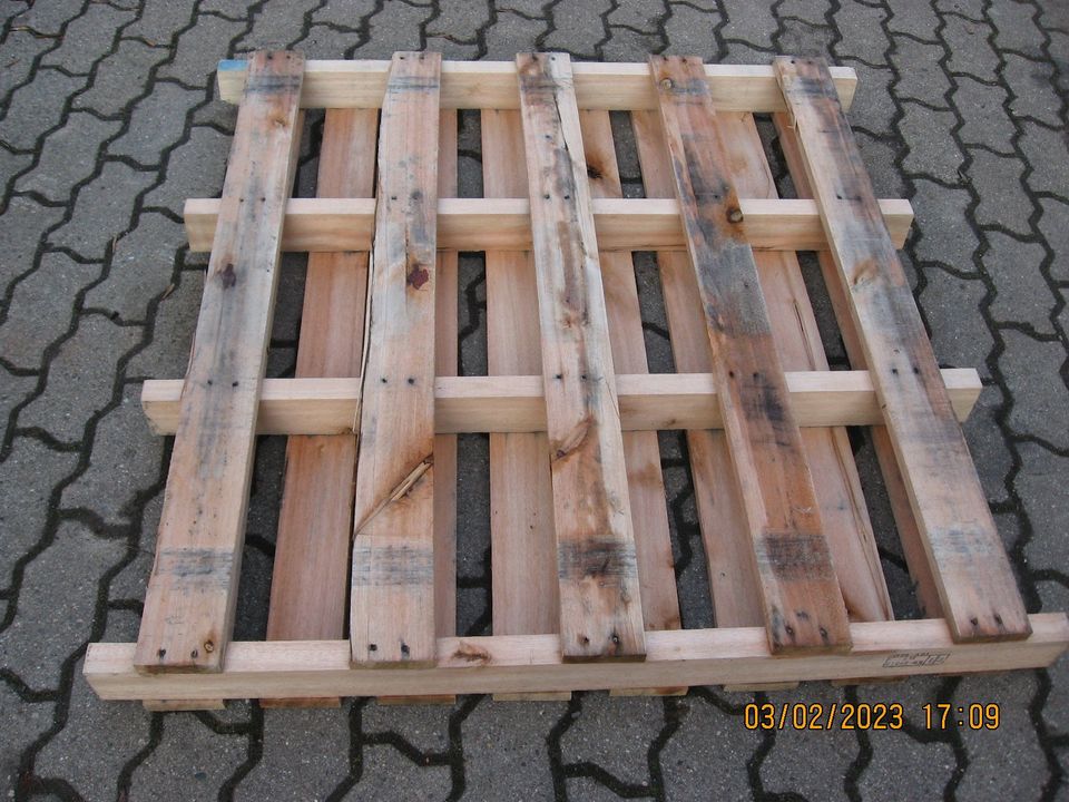Holzpaletten Zaunelemente Konstruktionsholz Absperrung Brennholz in Heere