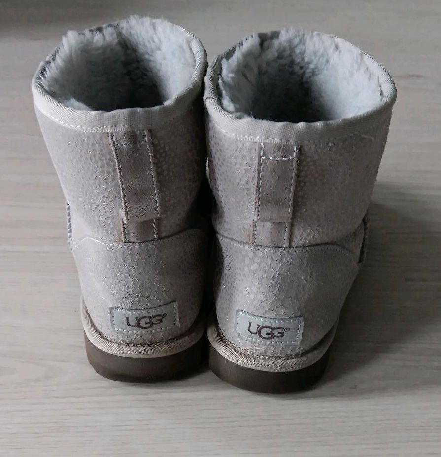 UGG Boots mit dezentem Glitzer- Schlangen- Muster in silber- grau in Kerken