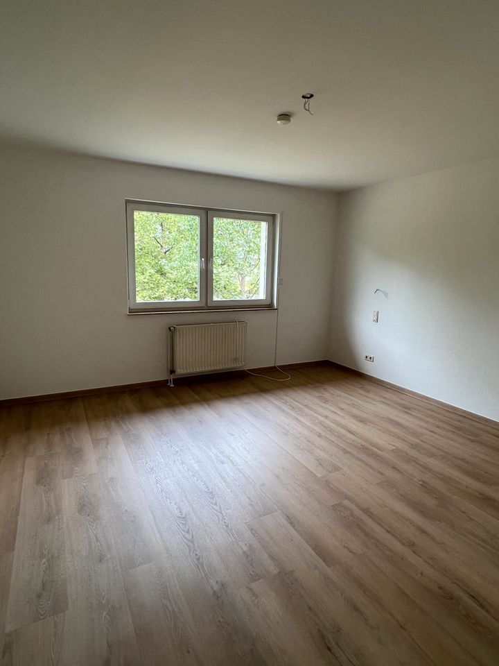 BONN BEUEL TOP 3-Zimmer Wohnung im 1.OG, ca. 90 m²  Wfl., Einbauküche, Balkon, Gäste-WC, Stellplatz. in Bonn