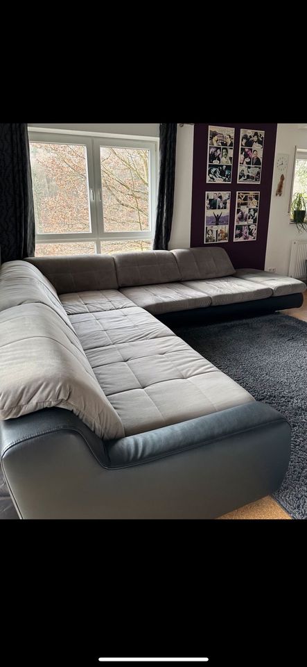 Sofa / Couch Samt grau mit schwarz Kunstleder in Gelnhausen