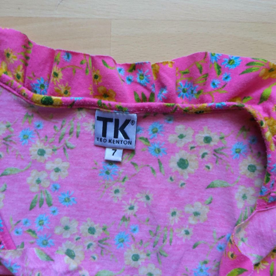 pinkes T-Shirt mit Blumenmotiv in Konstanz