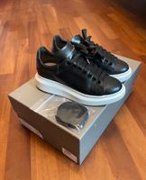 Alexander McQueen Sneaker schwarz mit weißer Sohle 35 1/2 Nordrhein-Westfalen - Neuss Vorschau