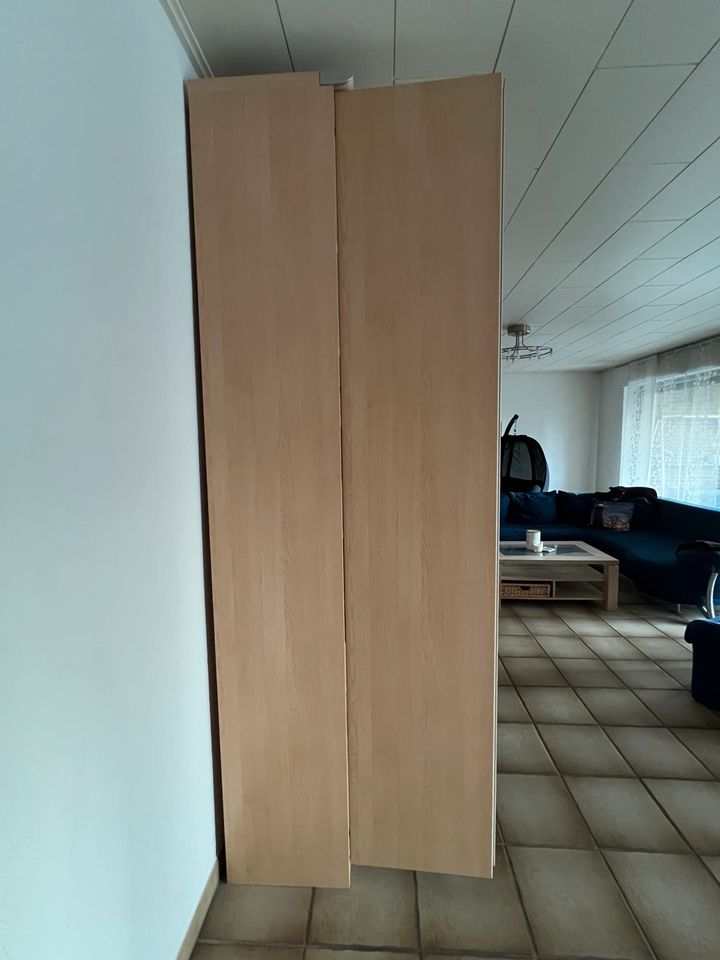 Kleiderschrank hell extra schmal in Erwitte