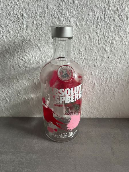 Leere Wodka Absolut Flasche Raspberri Himbeere 0,7 Liter deko in  Nordrhein-Westfalen - Detmold | eBay Kleinanzeigen ist jetzt Kleinanzeigen