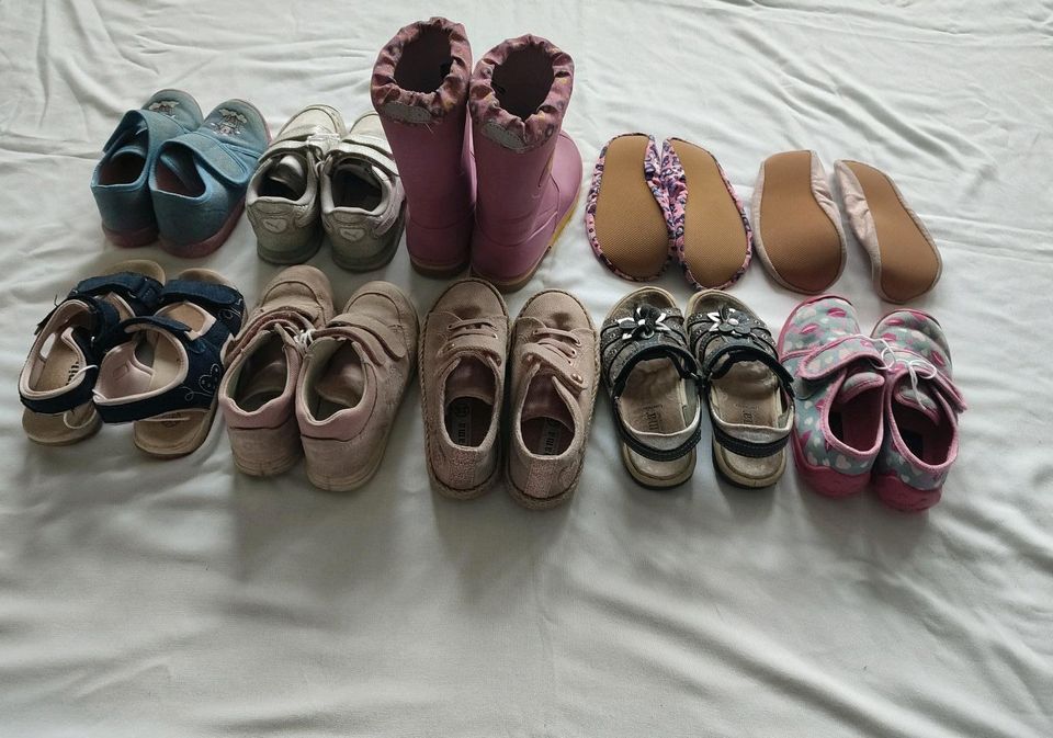Schuhpaket Sneaker, Sandalen, Hausschuhe für Mädchen Gr.26 und 27 in Leonberg