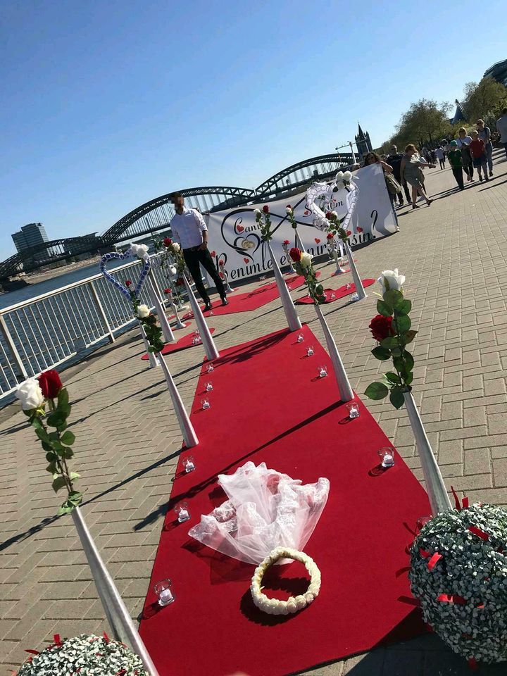 Heiratsantrag Banner Pankart Hochzeitsbogen roter Vip Teppich in Duisburg