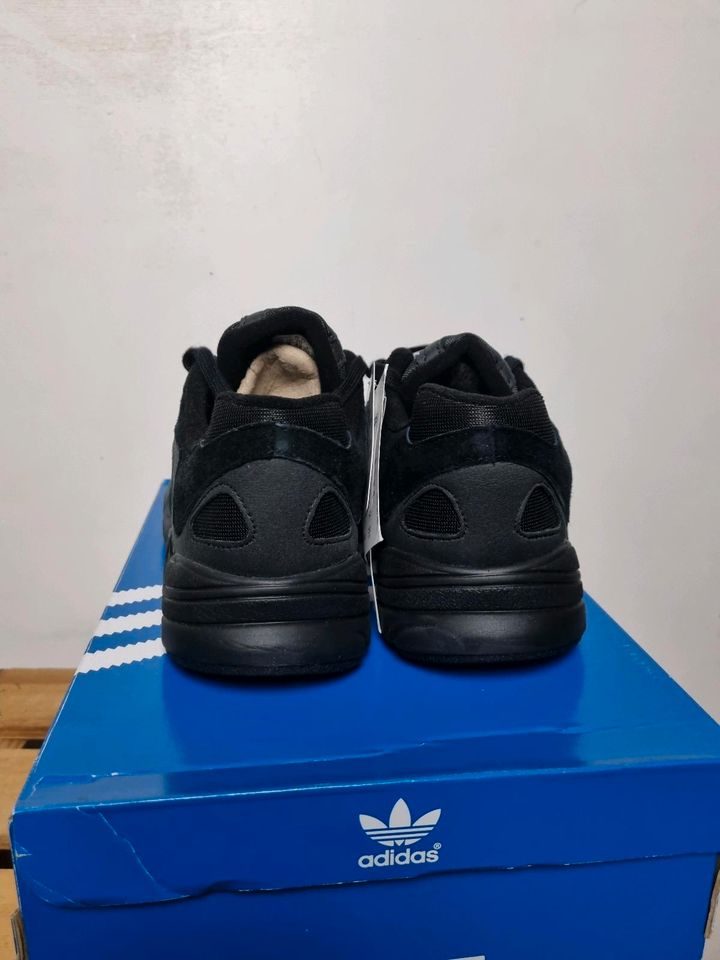 NEU - SIZE 42 - ADIDAS YUNG 1 SNEAKER SCHWARZ SPORT in Hanau