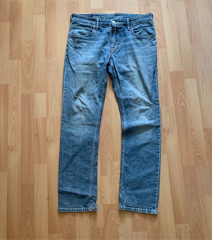 Straight Fit Jeans W33/L30 in Solingen