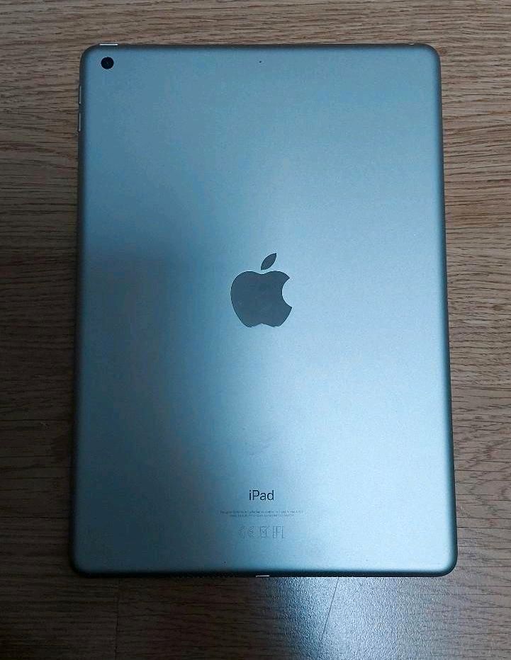 ❤️ iPad  7. Generation - 32GB - Wi-Fi  mit Hülle, Apple in Leipzig