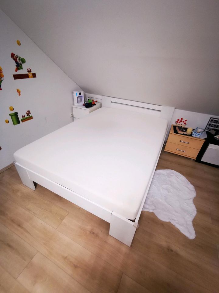 Weißes Bett mit Lattenrost und Matratze in Barbing