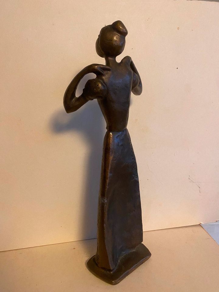 Bronzefigur - Feine Dame mit Kette von Gerhard Kluckow G. 76 in Witten