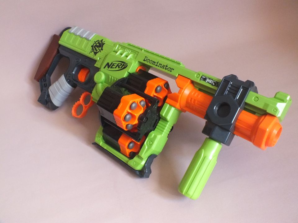 Nerf Zombie Strike Doominator in Freiberg