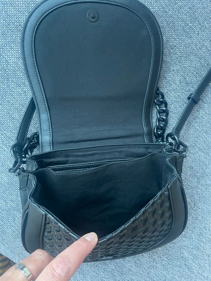 Elegante Tasche Lala Berlin runde Klappe Kette NP € 259,- in Berlin